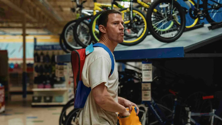 Jeffrey mâncând o gustare trecând pe lângă un rând de biciclete în acoperiș