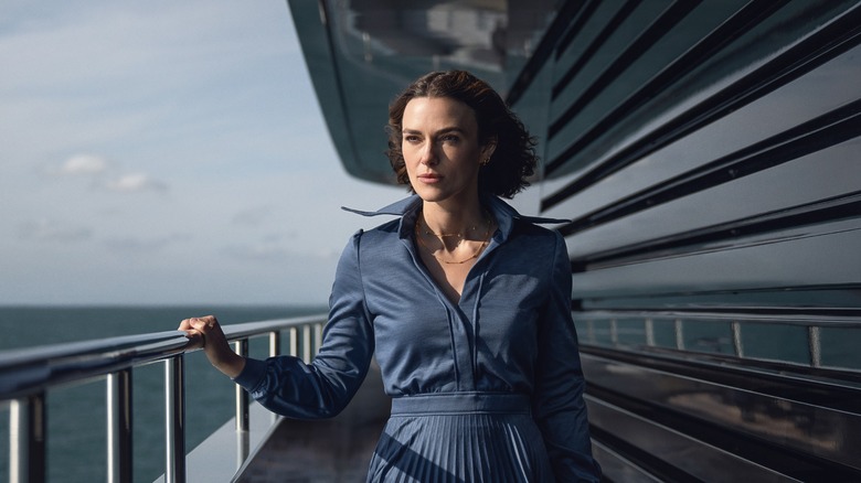 Mă plimbând de -a lungul balustradei navei în femeia din cabină 10