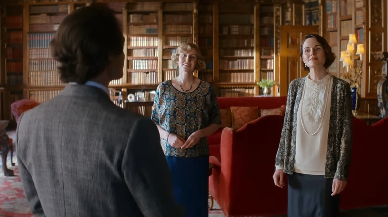 Jack Barber vorbind cu Edith și Mary Crawley în Downton Abbey: O nouă eră