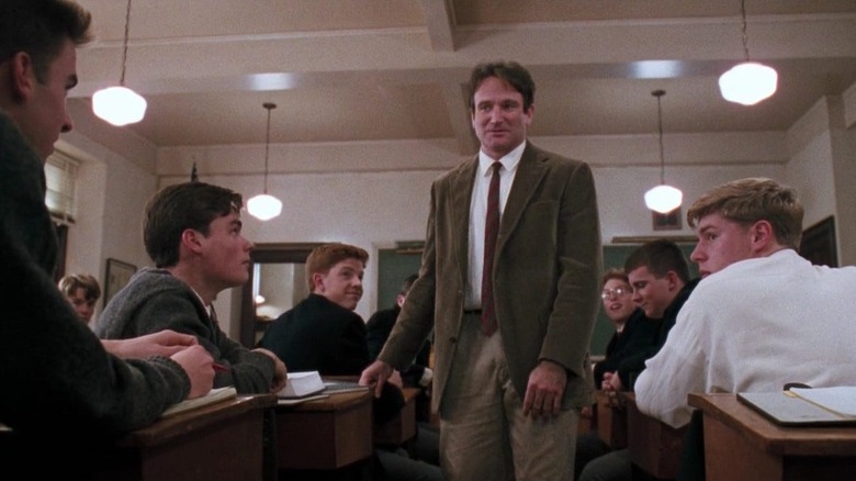 Robin Williams în rolul domnului Keating în Dead Poets Society