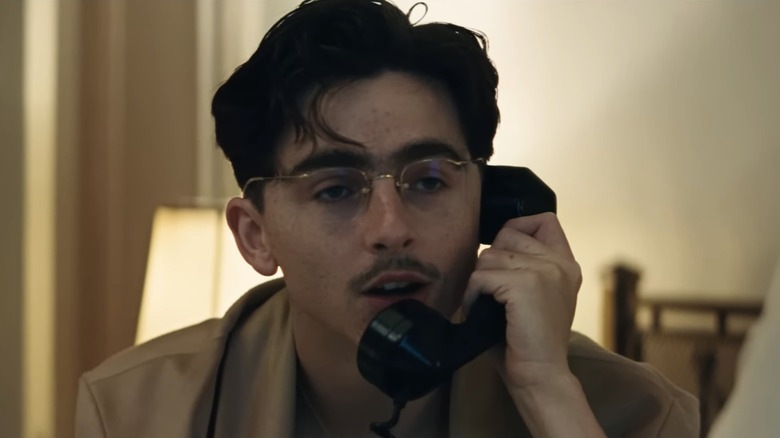 Marty Mauser al lui Timothée Chalamet vorbește la telefon în Marty Supreme
