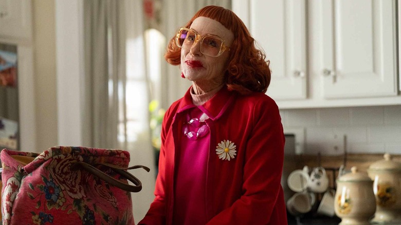 Gladys în bucătăria lui Marcus zâmbind lângă geanta ei în Arme