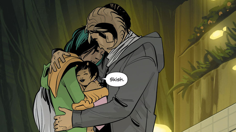 Alana și Marko o îmbrățișează pe copilul Hazel în Saga