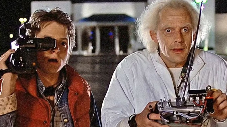 Marty și Doc Brown se uită la DeLorean din Back to the Future