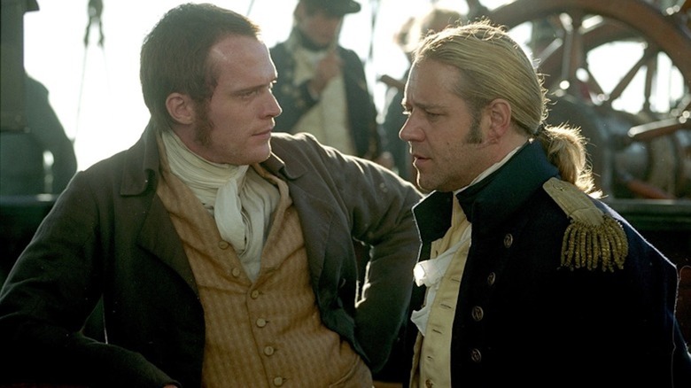 Paul Bettany în rolul lui Stephen Maturin se consultă cu Russell Crowe în rolul căpitanului Jack Aubrey în Master and Commander: The Far Side of the World