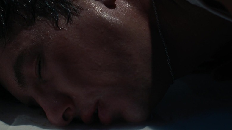 Oliver Quick de Barry Keoghan își pune capul pe podeaua unei căzi din Saltburn