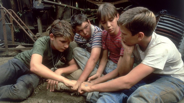 Patru protagoniști ai noștri fac un pact în Stand By Me