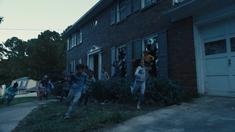 Copii care se aruncă pe ferestre urmărind-o pe Gladys în Arme