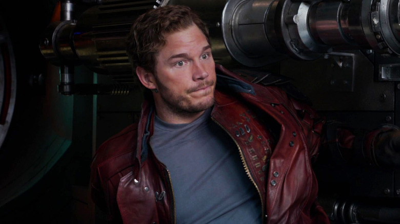 Star-Lord stă lângă un zid de tehnologie