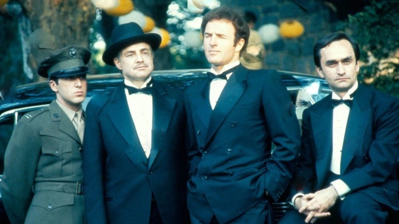 Don Corleone al lui Marlon Brando cu cei trei fii ai săi în Nașul