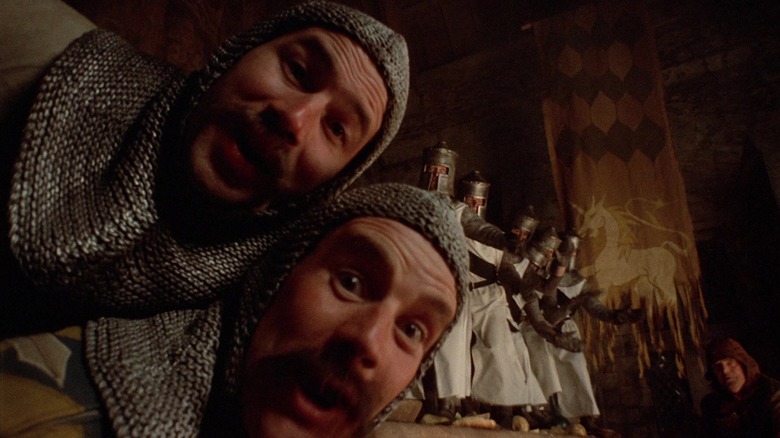 Un grup de cavaleri cântători din Camelot în Monty Python și Sfântul Graal