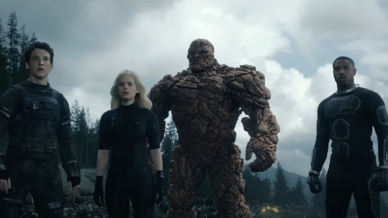 Reed Richards al lui Miles Teller, Sue Storm al lui Kate Mara, Johnny Storm al lui Michael B. Jordan și Ben Grimm al lui Jamie Bell stau unul lângă altul în Fantastic Four