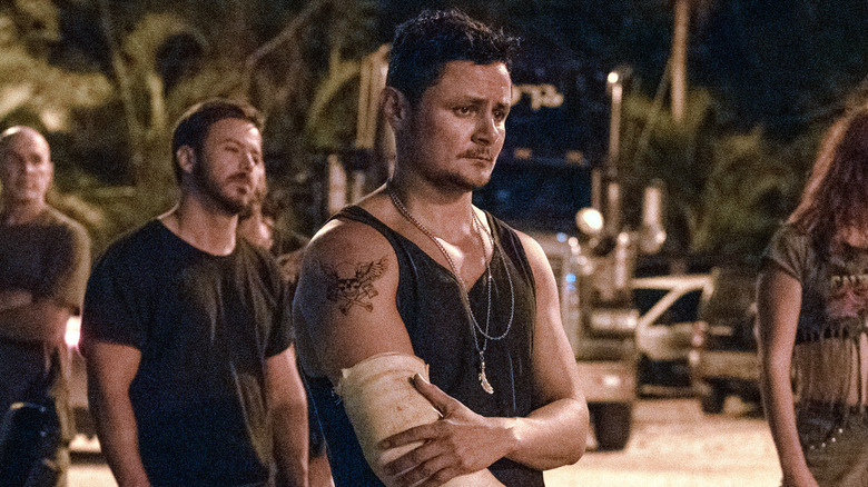 Moe își ține ghipsul cu o privire de durere în ochi în Road House