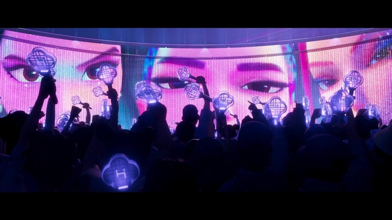 Publicul se pregătește să-l urmărească pe Huntr/x cântând pe scenă în KPop Demon Hunters