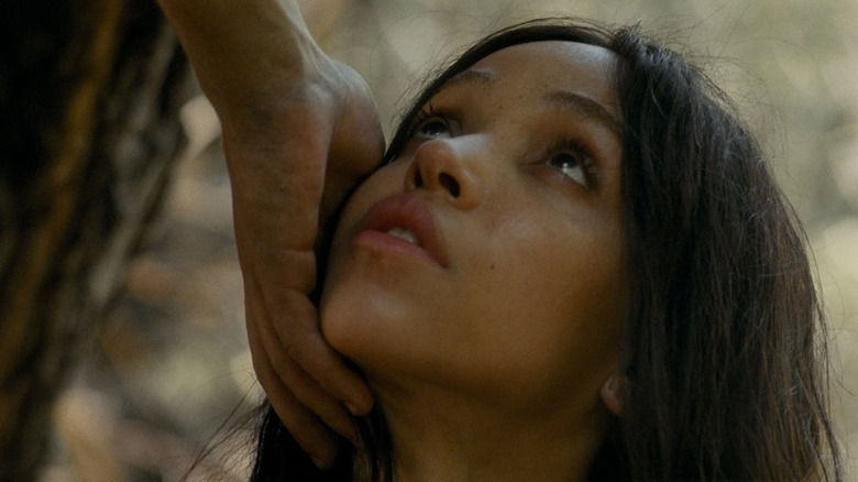 Mama ridică privirea la cineva din Fiul dulgherului