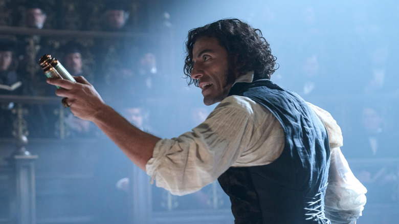 Victor Frankenstein ținând o baterie în Frankenstein din 2025