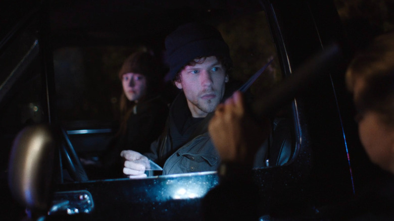 Dena și Josh sunt opriți de poliție în Night Moves