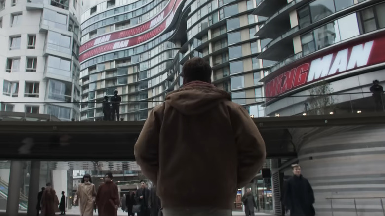 Ben Richards de Glen Powell se plimbă pe străzile viitorului în The Running Man