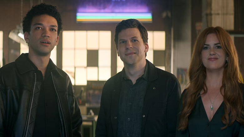 Charlie Atlas și Henley zâmbind cuiva în afara ecranului în Now You See Me: Now You Don't