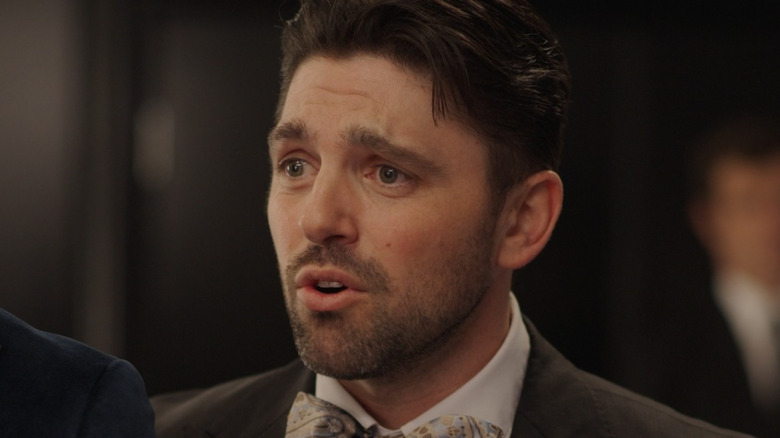 William Kensington poartă un papion în Mistaken for a Gold Digger