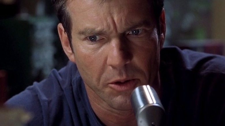 Dennis Quaid vorbește într-un microfon radioamatorică în rolul lui Frank Sullivan în Frequency