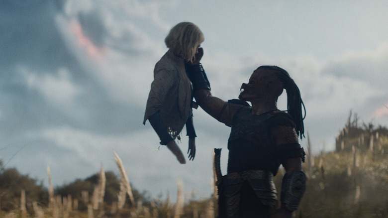 Dek ridică o Thia deteriorată cu dispreț în Predator: Badlands