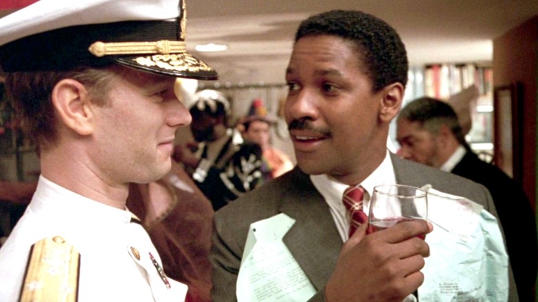 Andrew Beckett (Tom Hanks) într-o uniformă marinei vorbind cu Joe Miller (Denzel Washington) în Philadelphia