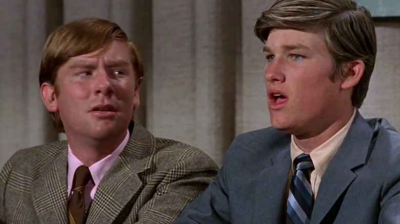 Dexter Riley recitând un răspuns lângă un coleg din The Computer Wore Tennis Shoes