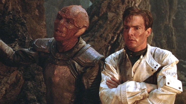Lou Gossett Jr. ca Jeriba și Dennis Quaid ca Davidge sunt blocați pe o planetă ostilă în Enemy Mine