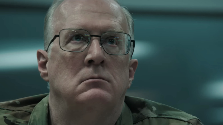 Generalul lui Tracy Letts, Anthony Brady, pare îngrijorat în prim-plan în A House of Dynamite