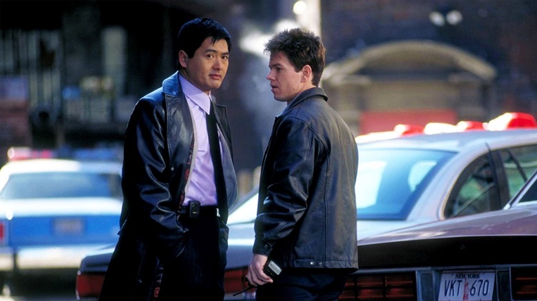 Chow Yun-fat arată grozav într-o îmbrăcăminte de piele în rolul locotenentului Nick Chen, în timp ce Mark Wahlberg arată supărat în rolul detectivului Danny Wallace în The Corruptor