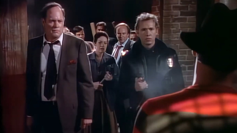 Freddy încolțit de polițiști în Coșmarurile lui Freddy