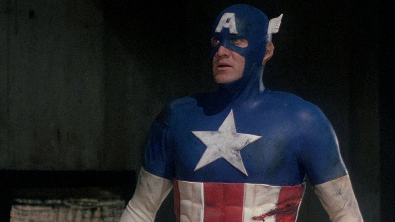 Căpitanul America privind îngrijorat în Captain America (1990)