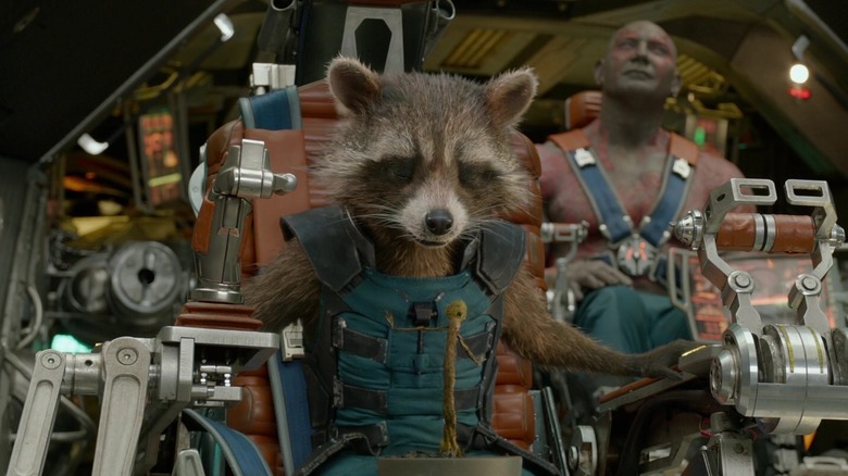Rocket Raccoon stă la comenzile unei nave în Guardians of the Galaxy
