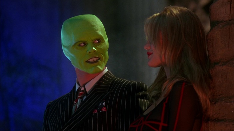 The Mask al lui Jim Carrey se uită peste Tina Carlyle a lui Cameron Diaz din The Mask