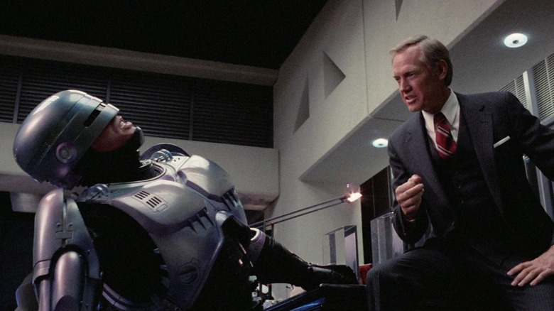 RoboCop rezemat în biroul lui Dick Jones în RoboCop (1987)