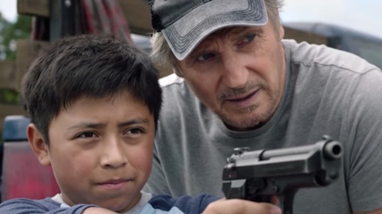 Liam Neeson în rolul lui Jim Hanson îl învață tandru pe tânărul Jacob Perez în rolul lui Miguel să tragă cu o armă în The Marksman