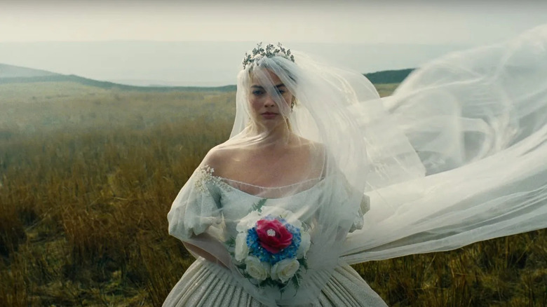 Catherine într-o rochie de mireasă cu un voal mare în Wuthering Heights