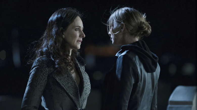 Victoria și Emily se uită una la alta la Revenge