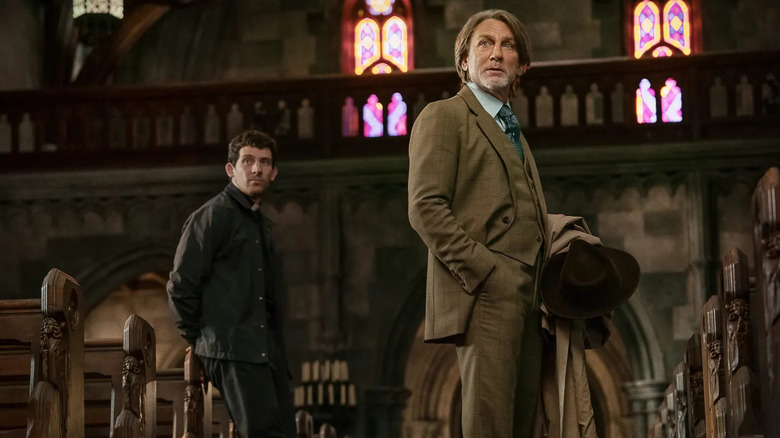 Jud și Blanc într-o biserică privind pe cineva în Wake Up Dead Man: A Knives Out Mystery