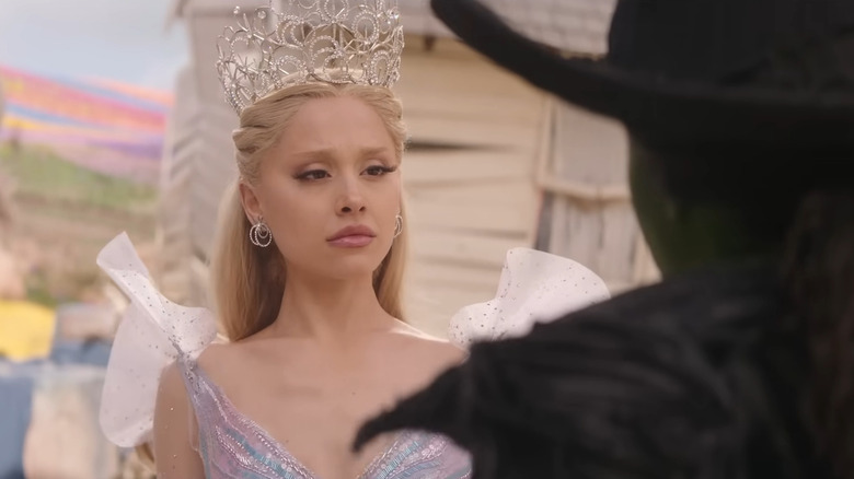Glinda vorbind cu Elphaba în Munchkinland în Wicked: For Good