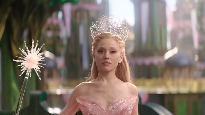 Glinda își ține bagheta în Oz în Wicked: For Good