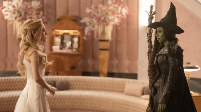 Galinda și Elphaba se țin la distanță de braț în Wicked: For Good