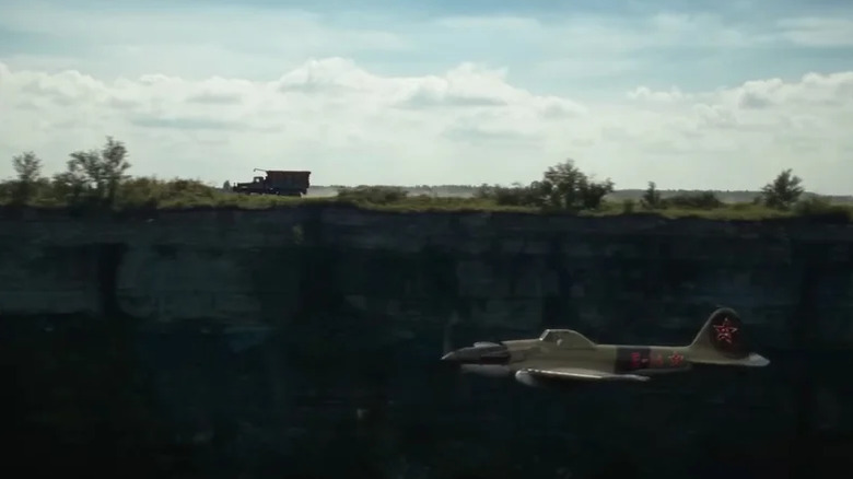 Un camion urmărit de un avion în Sisu: Road to Revenge