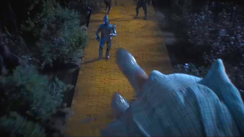 Dorothy fiind purtată de maimuțele zburătoare în Wicked: For Good