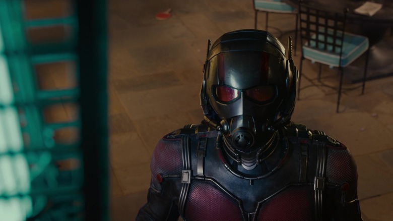 Paul Rudd în rolul lui Scott Lang este văzut dintr-un unghi înalt în timp ce ridică privirea în Ant-Man