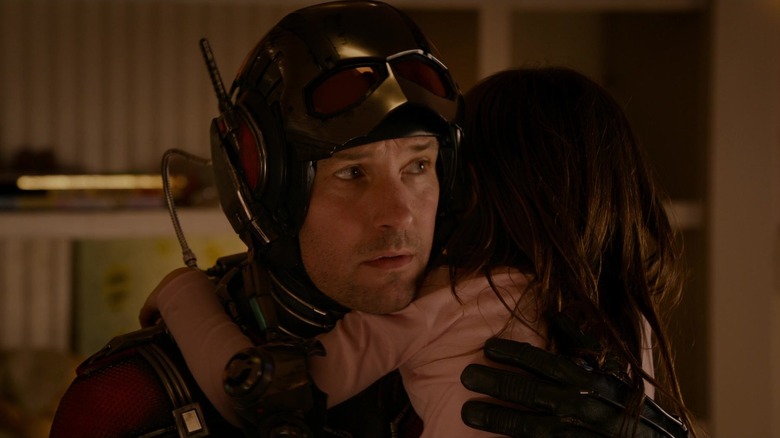 Paul Rudd ca Scott Lang o imbratiseaza pe Abby Ryder Fortson ca Cassie Lang in Ant-Man