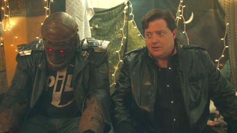 Brendan Fraser ca Cliff Steele stând lângă Robot Man în Doom Patrol