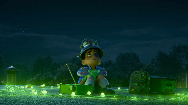 Elio (Yonas Kibreab) privind în sus la cerul înconjurat de lumini în Elio