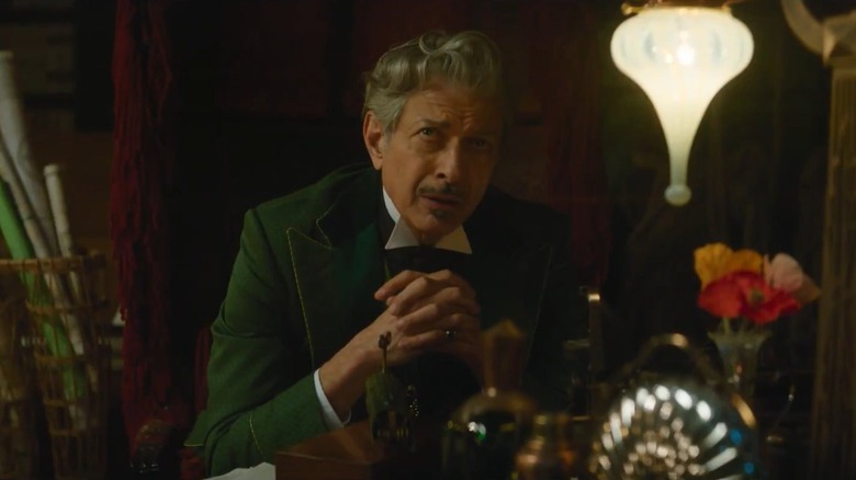 Jeff Goldblum în rolul Vrăjitorului din Oz care stă cu mâinile încrucișate în Wicked: For Good